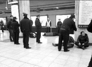 4男子北京地鐵上群毆,從北京站打到朝陽門,乘客怕誤傷讓出1節(jié)車廂