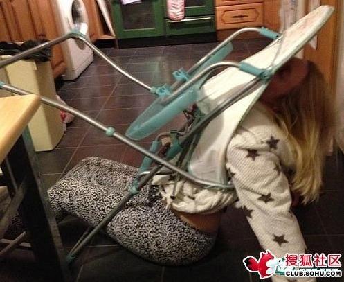 英國牛津一女子醉酒后嘗試坐進(jìn)兒童椅,屁股大被卡住了難脫身