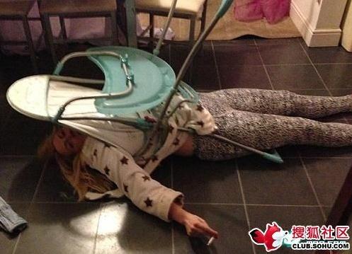 英國牛津一女子醉酒后嘗試坐進(jìn)兒童椅,屁股大被卡住了難脫身