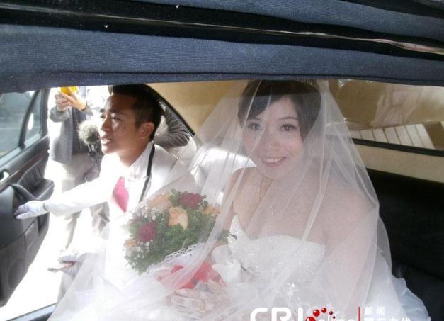 臺灣男子選忌嫁娶日大年初三完婚,六輛加長型殯葬禮車娶親