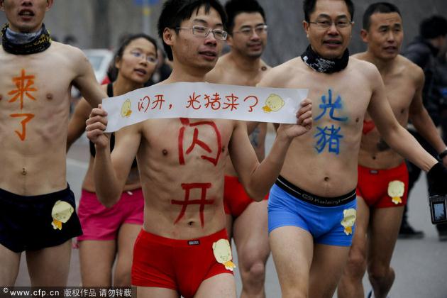 閃開,光豬來了!北京光豬節(jié)“裸跑”大軍春光大現(xiàn),奇葩造型引網(wǎng)友爆笑