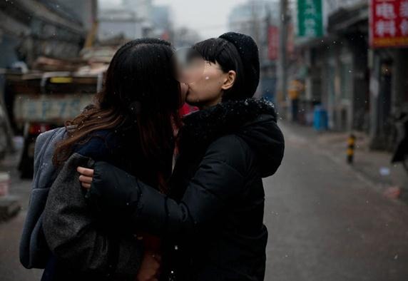 北京一對(duì)女同性戀結(jié)婚登記遭拒憤而擁吻,與著名演員濮存昕街頭交流