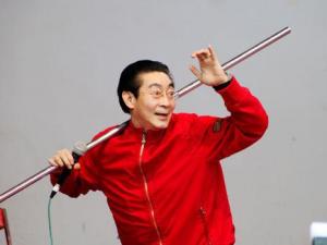 ?藝術家六小齡童被去世 微博轉發(fā)笑臉辟謠現身澄清