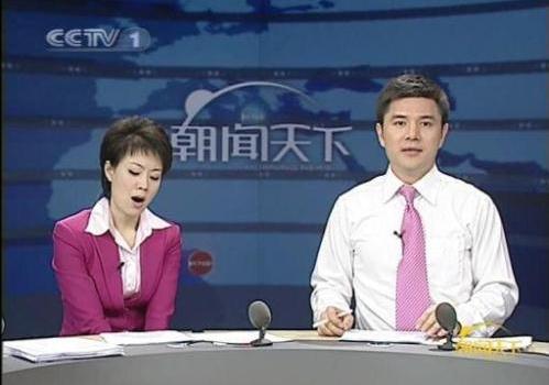央視女主播文靜繼“哈欠門”和“豎中指事件”后又賣萌稱“吃巧克力去”