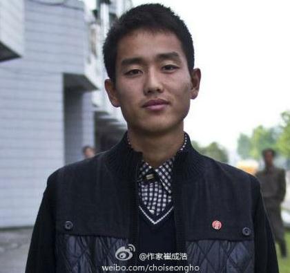 作家崔成浩微博發(fā)布金正恩摸女兵胸部照,金正恩指導(dǎo)朝軍登陸演練
