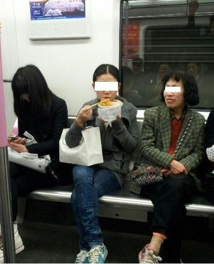 女子地鐵內(nèi)吃熱干面不聽勸阻,網(wǎng)友拍照遭當(dāng)頭砸熱干面