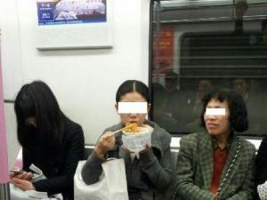 ?女子地鐵內吃熱干面 網友拍照遭當頭砸熱干面
