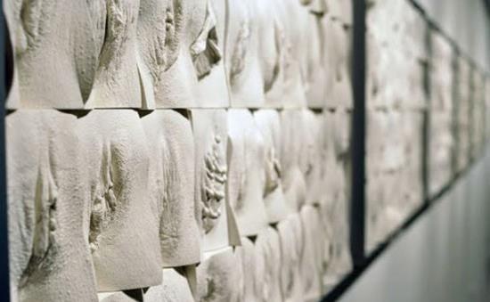 汗!英國男藝術(shù)家雕塑女陰長城 5年創(chuàng)作400位女性陰部復(fù)刻雕塑