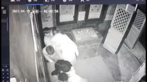 男子來南寧玩密室逃脫被“女鬼”咬了兩口 女工作人員表示是自我保護