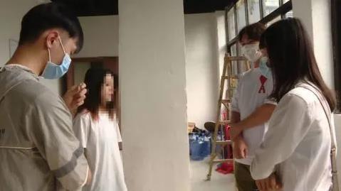 男子來南寧玩密室逃脫被“女鬼”咬了兩口 女工作人員表示是自我保護