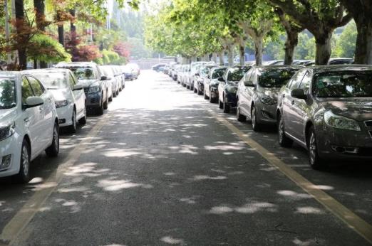 過(guò)斑馬線被車撞了是誰(shuí)的責(zé)任?撞了非停車位的車如何定責(zé)