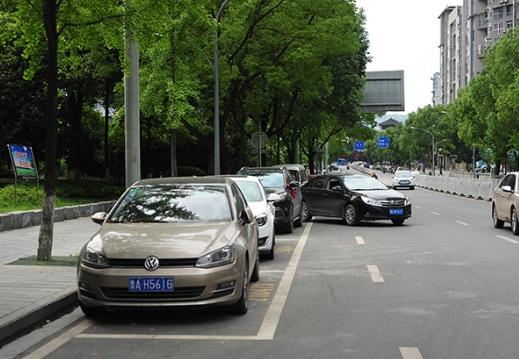 小區(qū)內(nèi)有人亂停車(chē)打122有人管嗎?有人亂停車(chē)聯(lián)系不到車(chē)主怎么辦