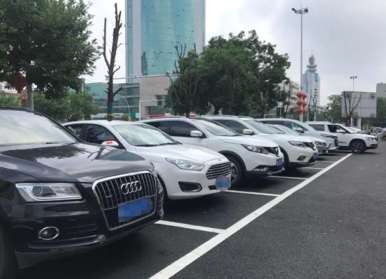 小區(qū)內亂停車打122有人管嗎?12580加車牌號能找到車主嗎?