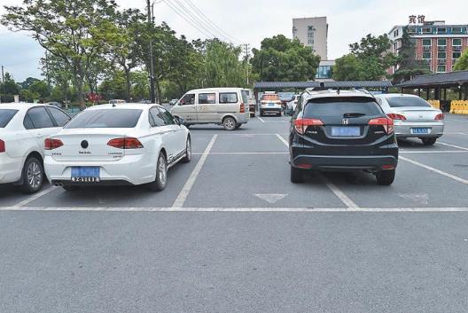 小區(qū)內亂停車打122有人管嗎?12580加車牌號能找到車主嗎?