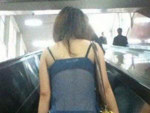 ?姐，穿這樣也逛街？?jī)?nèi)褲外穿太霸氣鳥(niǎo)