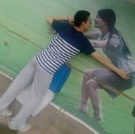 作為單身狗沒女朋友怎么辦?沒關(guān)系,我有美女海報.jpg