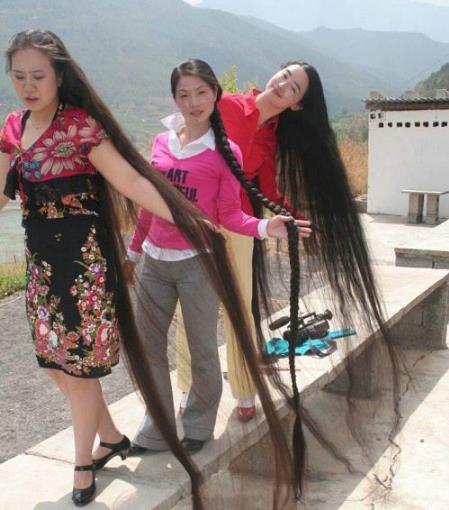 這么長的頭發(fā),洗次頭,這得多浪費洗發(fā)水啊.jpg