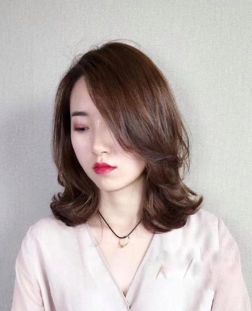 染完頭洗頭發(fā)掉色會(huì)掉完嗎?什么顏色的染發(fā)褪色之后更好看