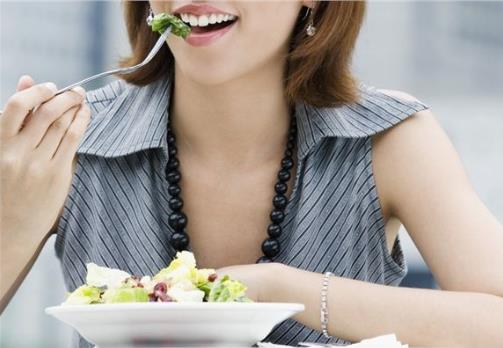 上火怎么辦?女白領(lǐng)壓力大易上火應(yīng)多吃“清火”食物