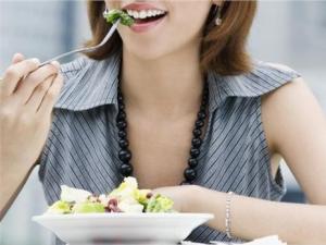 上火怎么辦？女白領(lǐng)壓力大易上火多吃清火食物