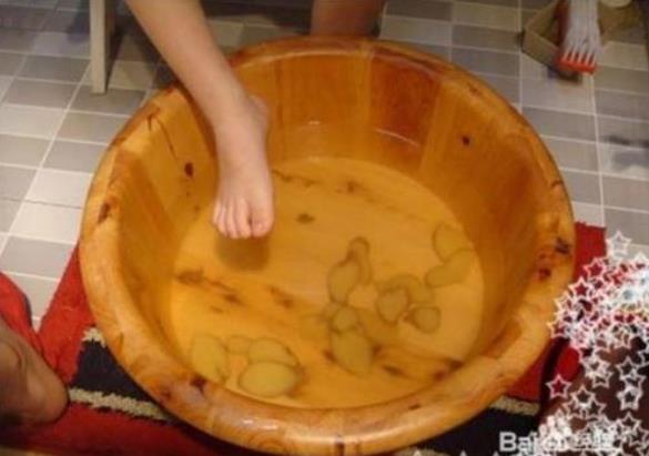 經(jīng)期可以用生姜泡腳嗎 女性經(jīng)期泡腳究竟好不好