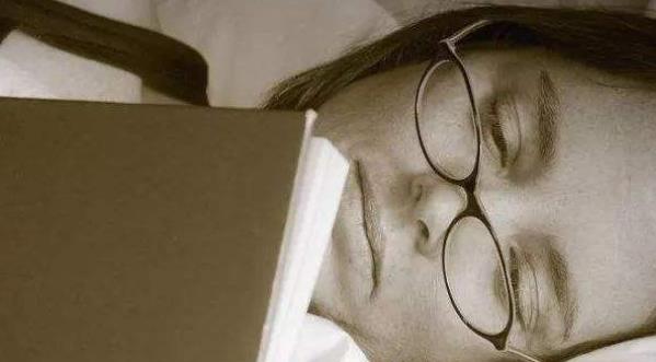 女性失眠很痛苦 推薦7種女人睡前吃的食物能提高睡眠質(zhì)量