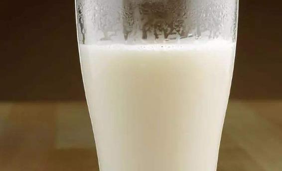 女人天生愛吃零食 睡前吃這10種食物養(yǎng)顏又助眠