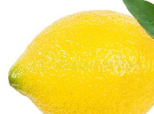 夏季檸檬泡水喝 炎熱的天氣里喝一杯檸檬水清爽涼快