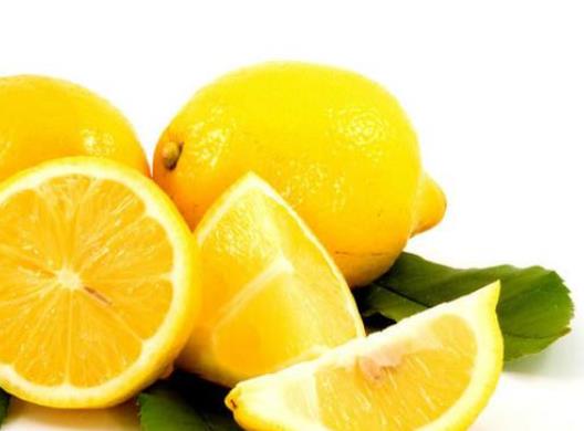 夏季檸檬泡水喝 炎熱的天氣里喝一杯檸檬水清爽涼快