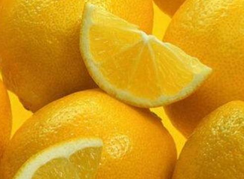 夏季檸檬泡水喝 炎熱的天氣里喝一杯檸檬水清爽涼快