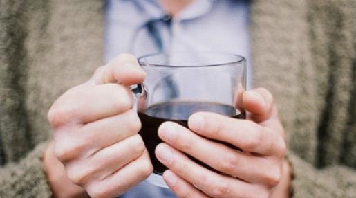 女性為什么會(huì)手腳冰涼 手腳冰涼的情況該怎么改善