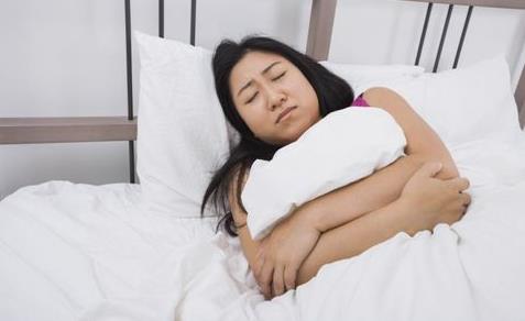 女性過早絕經(jīng)的話怎么辦 女性絕經(jīng)期有什么癥狀表現(xiàn)
