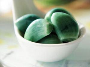 臘八蒜為什么會變綠？臘八蒜的腌制方法