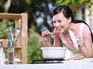 怎樣炒牛肉才嫩？炒前腌制牛肉時(shí)加點(diǎn)糖