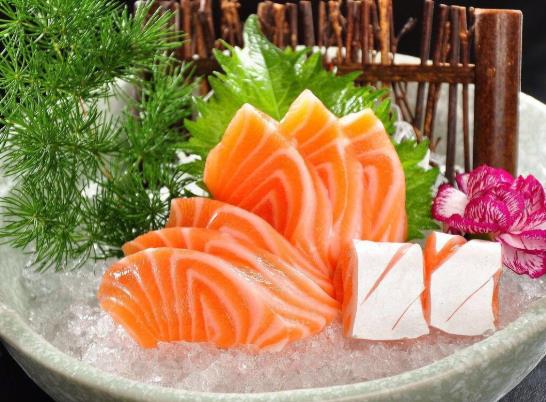 用三文魚(yú)魚(yú)尾做刺身好吃嗎?吃刺身為什么要蘸芥末?