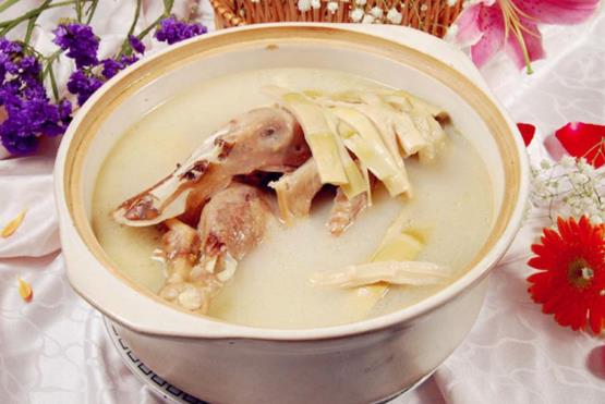 老鴨湯怎么燉好喝又營(yíng)養(yǎng)?燉老鴨湯要不要焯水?