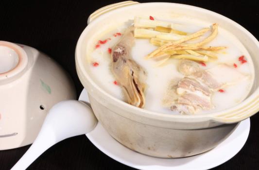 老鴨湯怎么燉好喝又營(yíng)養(yǎng)?燉老鴨湯要不要焯水?