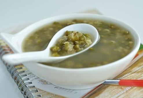 做綠豆湯怎么防止綠豆湯變紅?綠豆湯適合什么時間喝?
