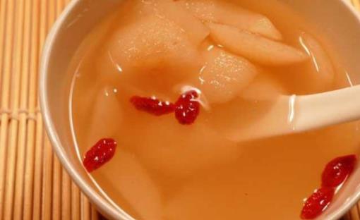 梨水可以放紅棗枸杞嗎 梨水放冰糖好還是不放好