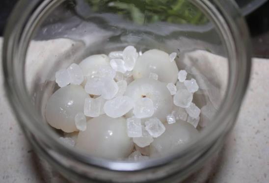 泡荔枝酒發(fā)現(xiàn)荔枝放少了怎么辦?泡荔枝酒不加糖味道怎樣?