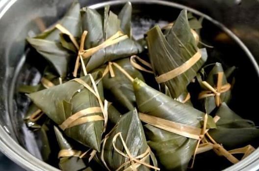 包粽子的線用幾毫米的繩子?包粽子的線掉色吃了會(huì)中毒嗎?