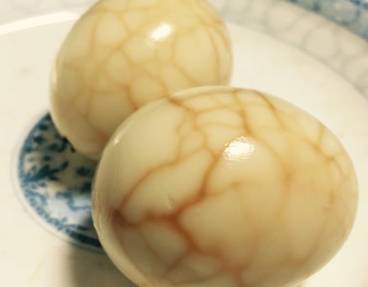 煮茶葉蛋什么時(shí)候敲碎最好?茶葉蛋煮好了不撈出來(lái)可以嗎?