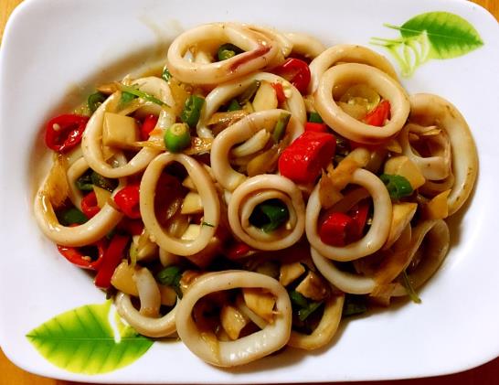 魷魚圈是魷魚身上的哪個(gè)部位?炒魷魚之前需要焯水嗎?