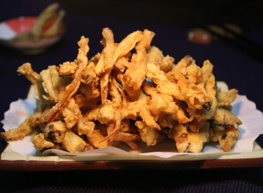 炸香菇要復(fù)炸一次嗎?油炸蘑菇的家常做法
