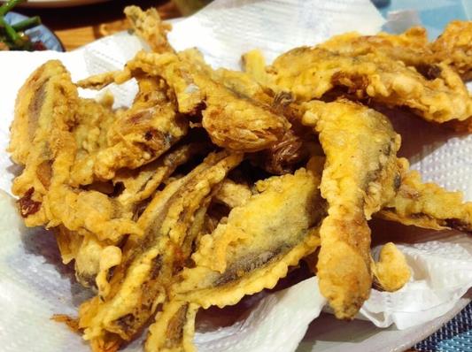 炸魚(yú)是裹面粉還是裹淀粉?炸小魚(yú)的4個(gè)小技巧
