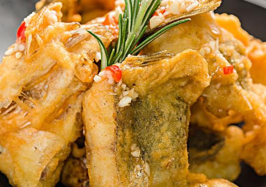 炸魚(yú)是裹面粉還是裹淀粉?炸小魚(yú)的4個(gè)小技巧