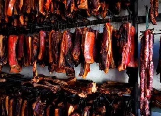 臘肉晾曬前要用溫開水洗一下嗎?臘肉抹什么會(huì)不招蒼蠅