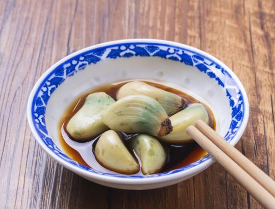 臘八蒜是要避光還是暴曬?臘八蒜一般要泡多久才變顏色