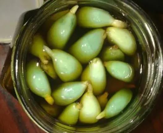 做臘八蒜為什么要用紫皮蒜?腌制臘八蒜可以放辣椒嗎