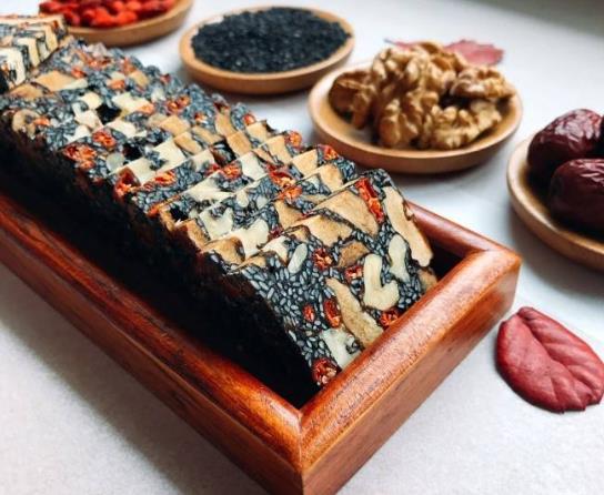 阿膠糕冷卻需要幾小時(shí)?阿膠糕做完是放冰箱冷凍還是等涼了再放